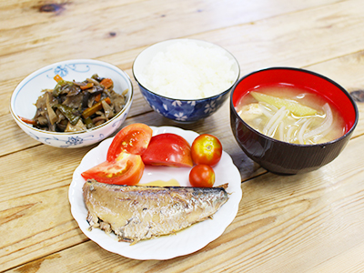 サバの煮付け、トマト、野菜ときのこのしぐれ煮、お味噌汁