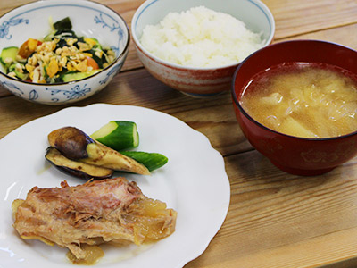 パイカ・きゅうりとなすの漬物、きゅうりとトマトのサラダ、味噌汁、スイカ