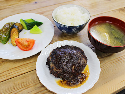 ハンバーグ、トマト、きゅうり、ピーマンとなすの酢醤油漬け、味噌汁