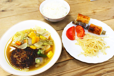 ハンバーグ入り野菜スープ、もやし・トマト・ちくわ