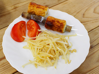 もやし、トマト、ちくわ