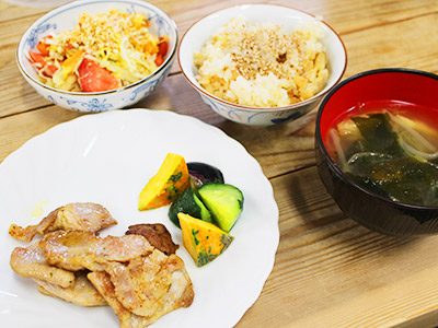 生姜御飯、豚肉のソテー、漬物、サラダ、味噌汁