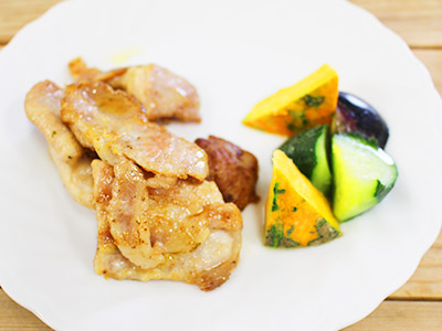 豚肉のソテー、漬物