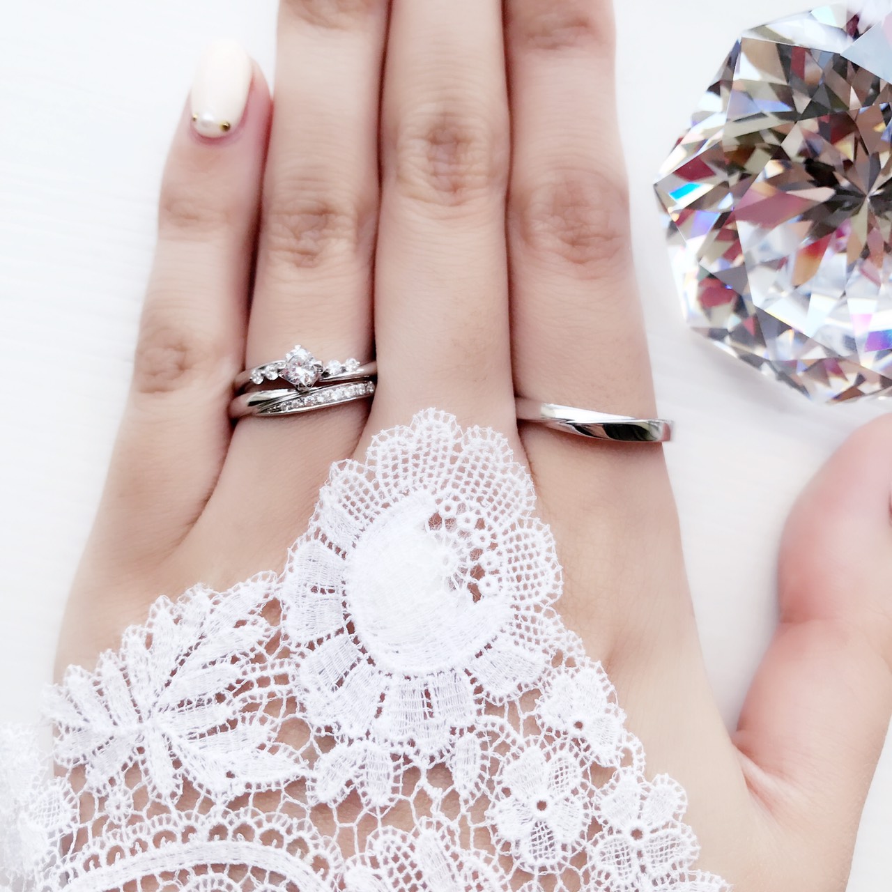 ANTWERP BRILLIANT の重ね付けもかわいい婚約指輪と結婚指輪のモチーフはスピカが星モチーフで華やか