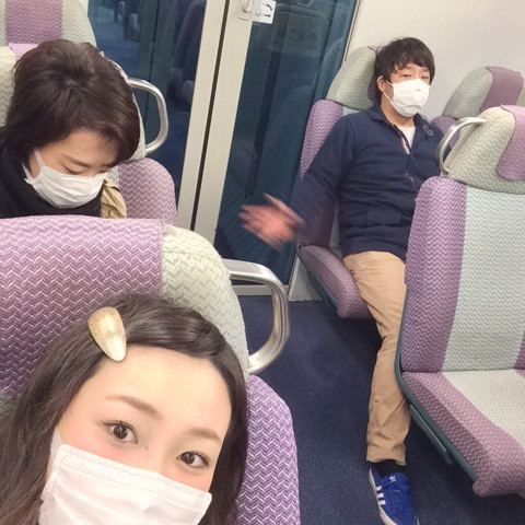 マスク姿で移動する4人組。香港の人からするとちょっと不気味