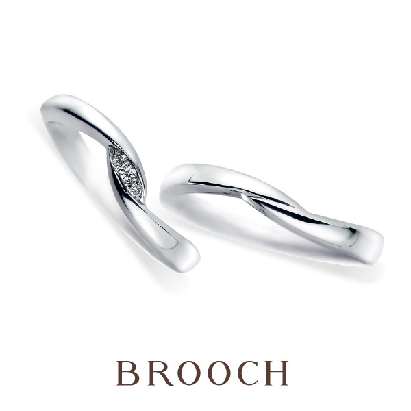 ハグをイメージした包みこむようなデザイン真ん中のダイヤモンドがシンプル可愛い結婚指輪です。