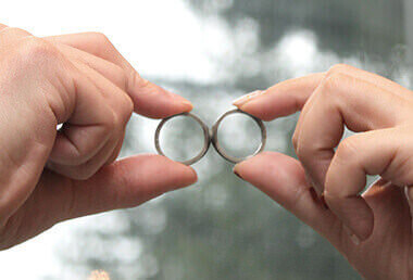 新潟ブローチで和風の唯一無二の木目模様が美しい杢目金屋の結婚指輪