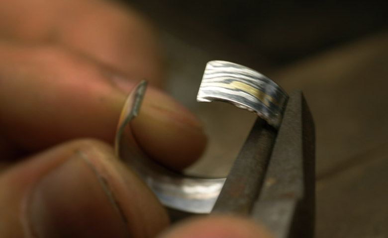 日本の伝統技法で作るセミオーダーの結婚指輪