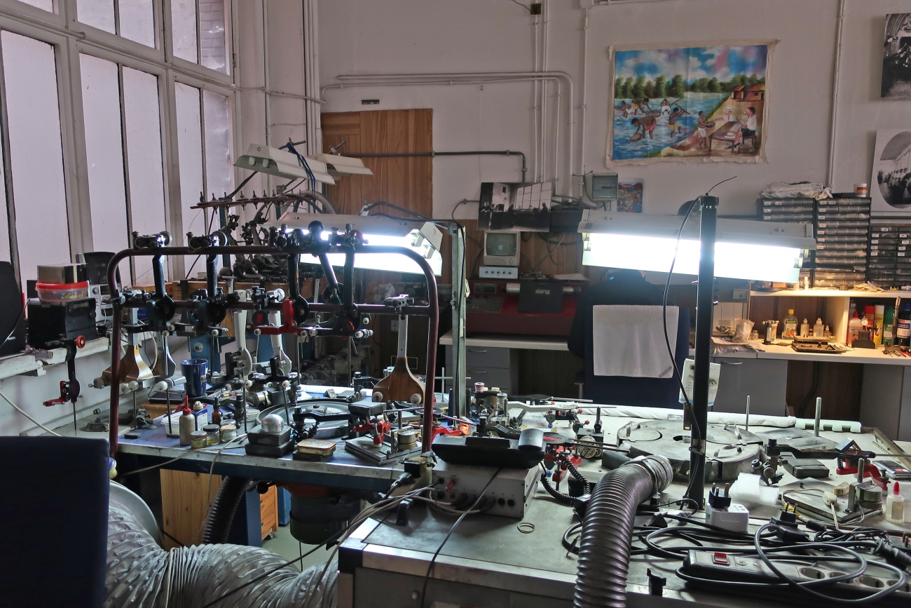 ダイヤモンドの研磨所には研磨師の専用道具がズラリ