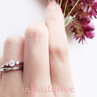 重ね付け可愛い婚約指輪と結婚指輪ならジャスミンが可愛い花モチーフでシンプルなのでつけやすい