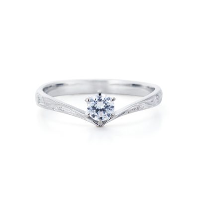 ハワイアンジュエリーのカワイイ婚約指輪で細めデザインならプライベートビーチ