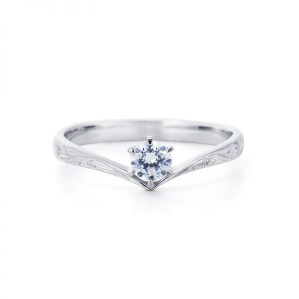 ハワイアンジュエリーのカワイイ婚約指輪で細めデザインならプライベートビーチ