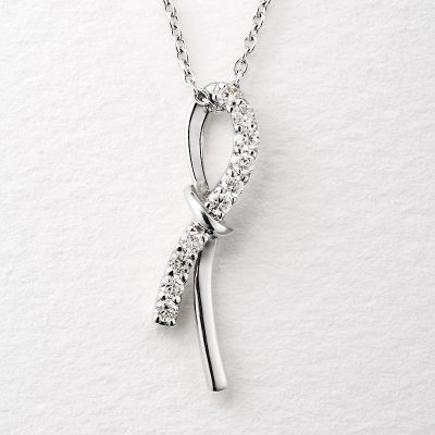 リボンを結んだようなネックレス