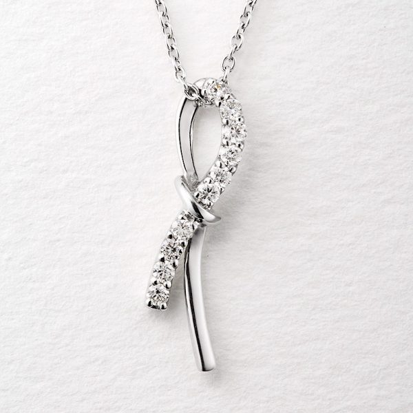 リボンを結んだようなネックレス