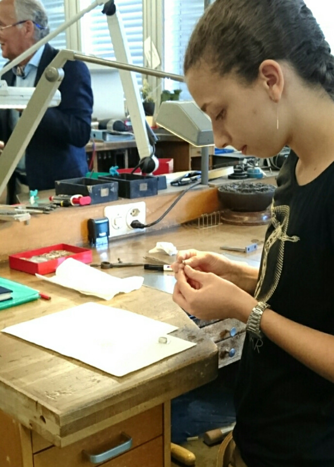 職人になる前の若い見習いの女性