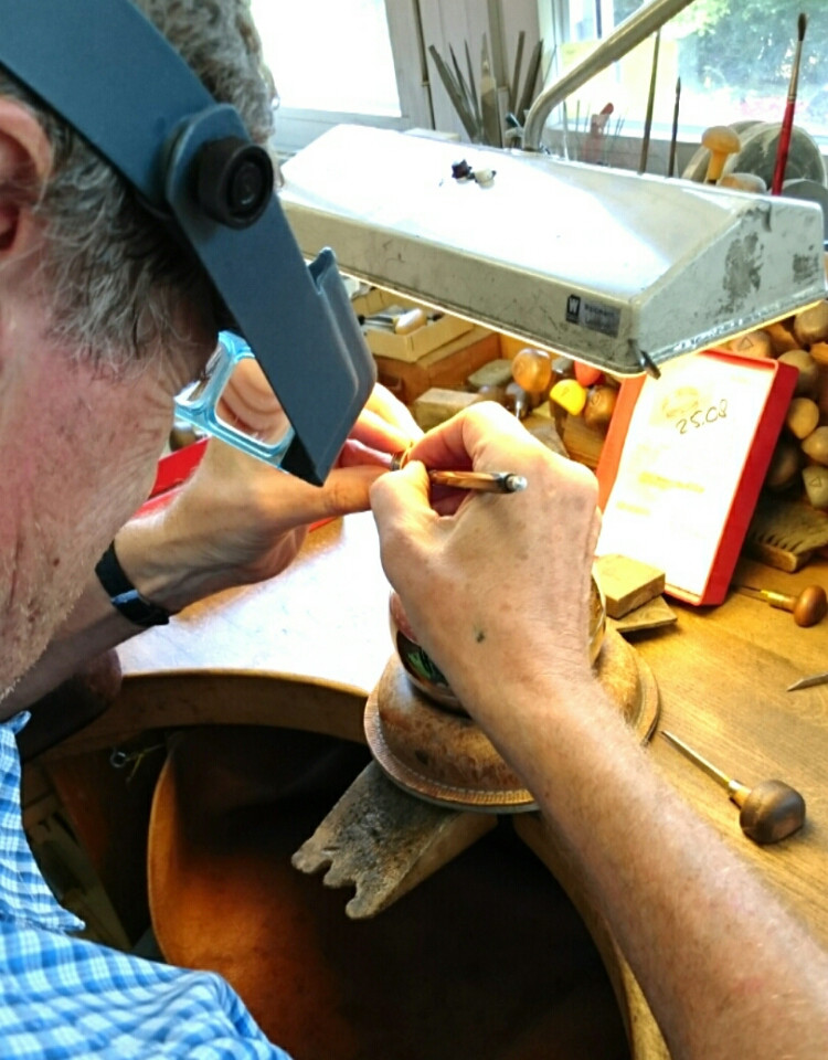 手彫りで刻印を入れてくれる彫刻師