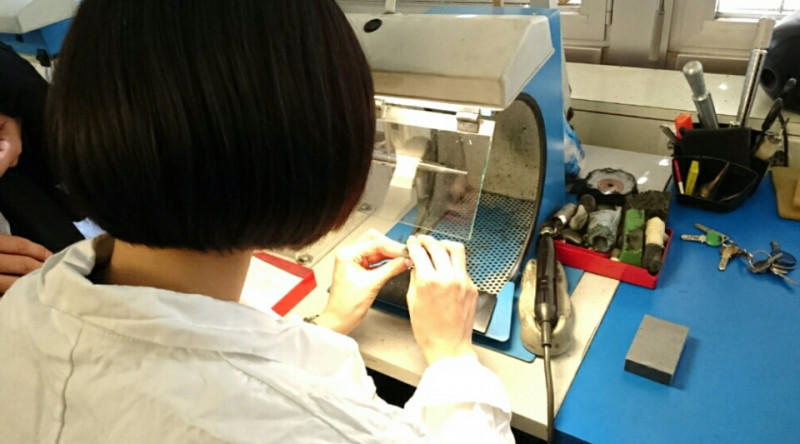 紙ヤスリを使い手作業でヘアライン仕上げ