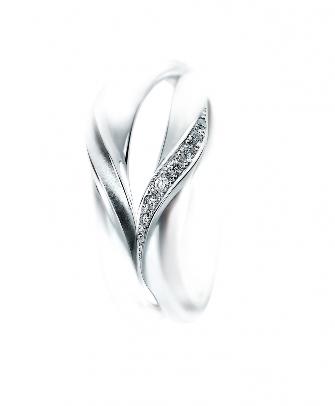 ２人の指輪を重ねるとハートが出来る、そんなオシャレな結婚指輪はSomethingBlueのMakeHeartです