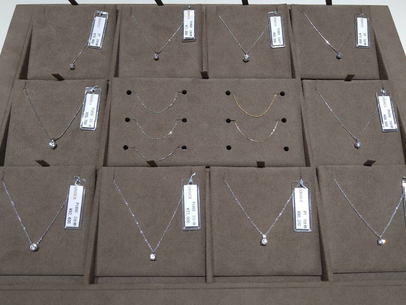 新潟のブローチではネックレスのデザインとダイヤモンドを組み合わせてプロポーズ出来る