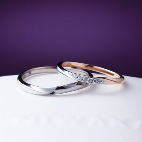 新潟で人気の結婚指輪は細めウエーブデザインのコンビネーション　にわかの雪佳景(せっかけい)