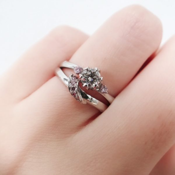 新潟でデザイナーによる新作結婚指輪「春の足音」。新潟　重ねつけがとっても可愛いピンクダイヤモンドをあしらった婚約指輪と結婚指輪