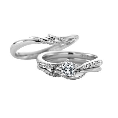 華やかで個性的人と被りたくない婚約指輪と結婚指輪に相応しいキレイめセットリングはLamuleto