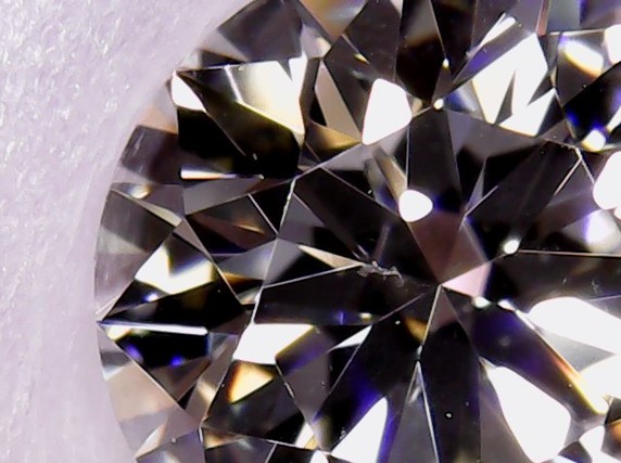 BROOCHのダイヤモンドは透明度抜群クラリティの高いボツワナ産最高品質原石を使用