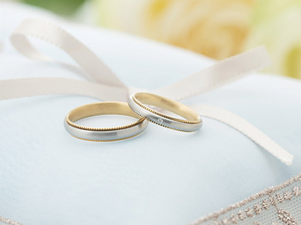 ゴールドとプラチナのコンビのデザインがおしゃれなフラージャコーの結婚指輪