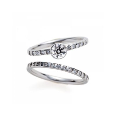新潟で思わず自慢したくなるダイヤモンドが美しい婚約指輪と結婚指輪のセットリングはBRIDGEの煌めく夕日と煌めく水面