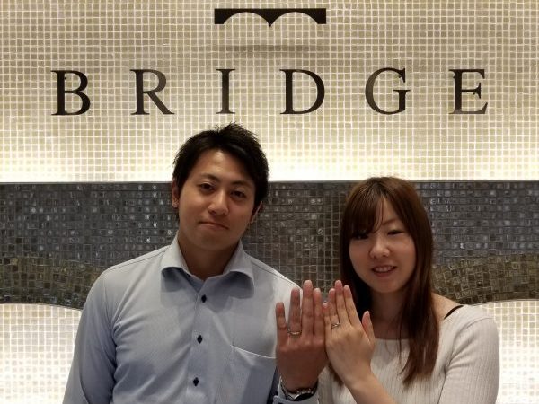 デザインは一緒に選んだけど、受取に来たことは彼女に内緒のサプライズプロポーズ！BRIDGEの一輪の薔薇・まろぎのセットリング