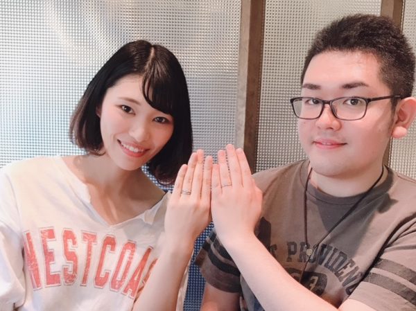 インスタで見てLAPAGEの婚約リングが気に入り、結婚リングは二人の手にしっくりきたCafe Ring♪