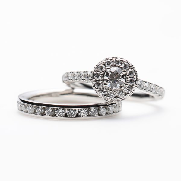 ダイヤモンドが華やかな婚約指輪