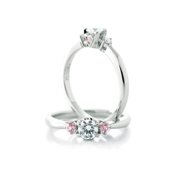 Ange (アンジェ )という名前のCafeRingという婚約指輪はピンクサファイヤやピンクダイヤモンドと使ったフェミニンテイストで多くの花嫁を魅了していてハートがセンターダイヤモンドの側面にかわいく隠れているのが特徴ですキュートで大人カワイイ婚約指輪結婚指輪は是非BROOCHブローチで重ね着けもオススメです銀座プラチナ専門店のハードプラチナの品質を是非目で見てお確かめください
