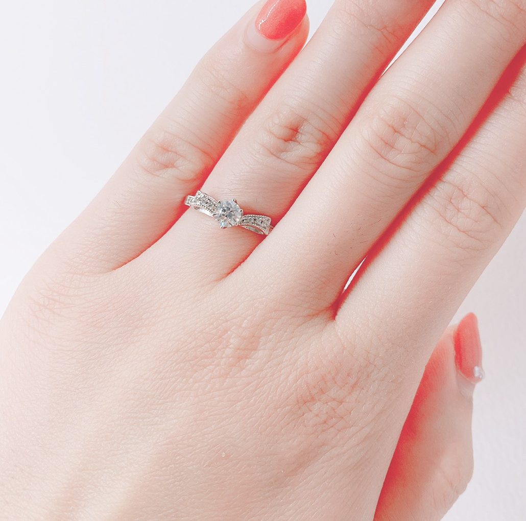 Brooch 婚約指輪 エンゲージリング かわいいリボン型デザイン 新潟の婚約指輪 結婚指輪 Brooch ブローチ