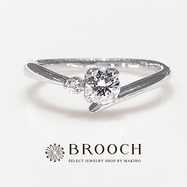 BROOCH　婚約指輪　エンゲージリング　片側メレダイヤ4点留めV字ライン