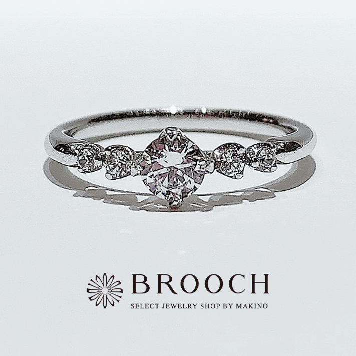 BROOCH　婚約指輪　エンゲージリング　両サイドメレ４石シンプルデザイン