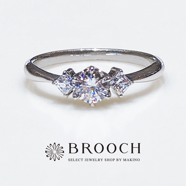 BROOCH　婚約指輪　エンゲージリング　両サイドスクエア型メレダイヤデザイン