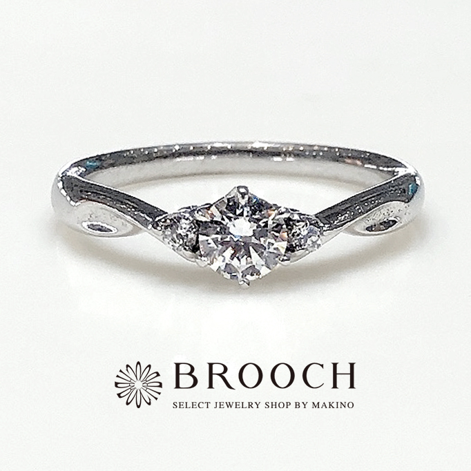 BROOCH　婚約指輪　エンゲージリング　両サイドメレV字型ウェーブデザイン