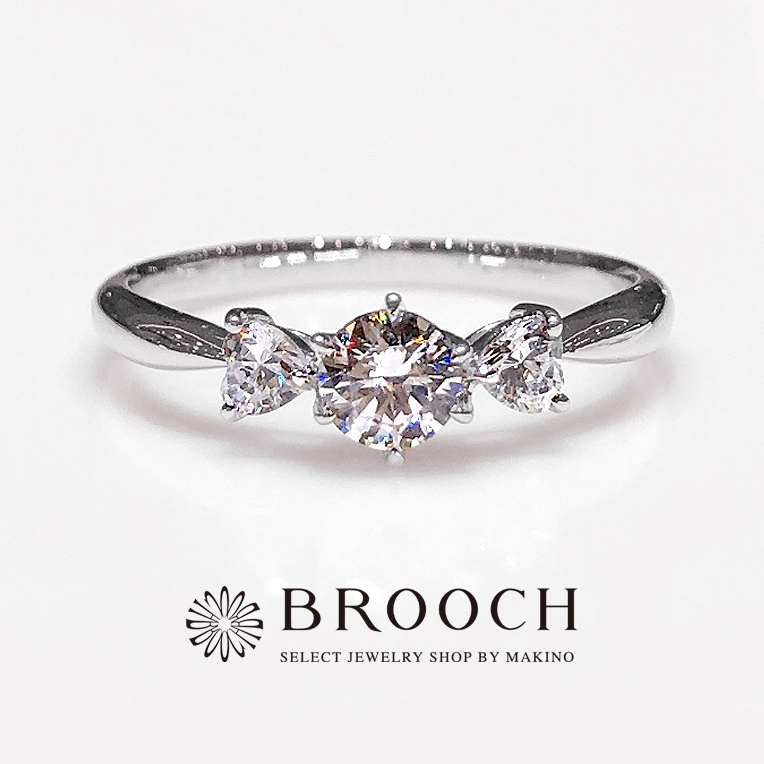 BROOCH　婚約指輪　エンゲージリング　両サイドハート型ダイヤⅤ字デザイン