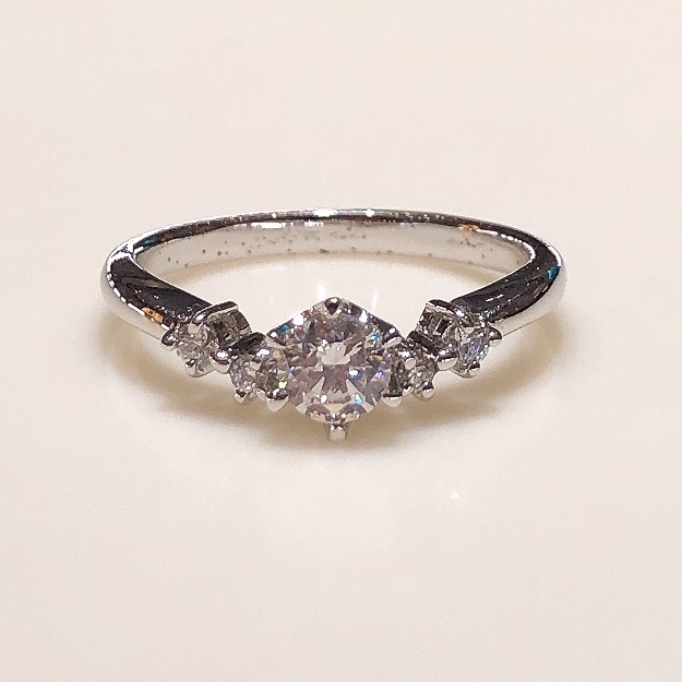 BROOCH　婚約指輪　エンゲージリング　サイドメレ4石シンプルデザイン