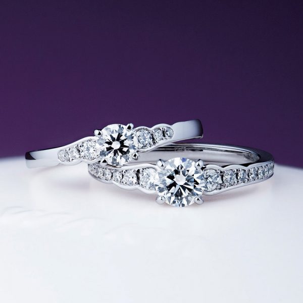 俄の花麗はかわいいお花デザインの婚約指輪