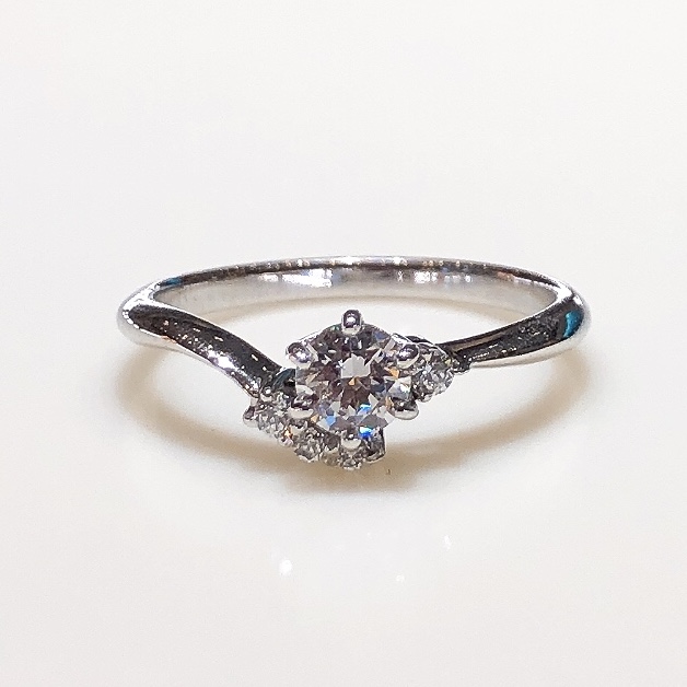 BROOCH　婚約指輪　エンゲージリング　緩やかV字エレガントデザイン