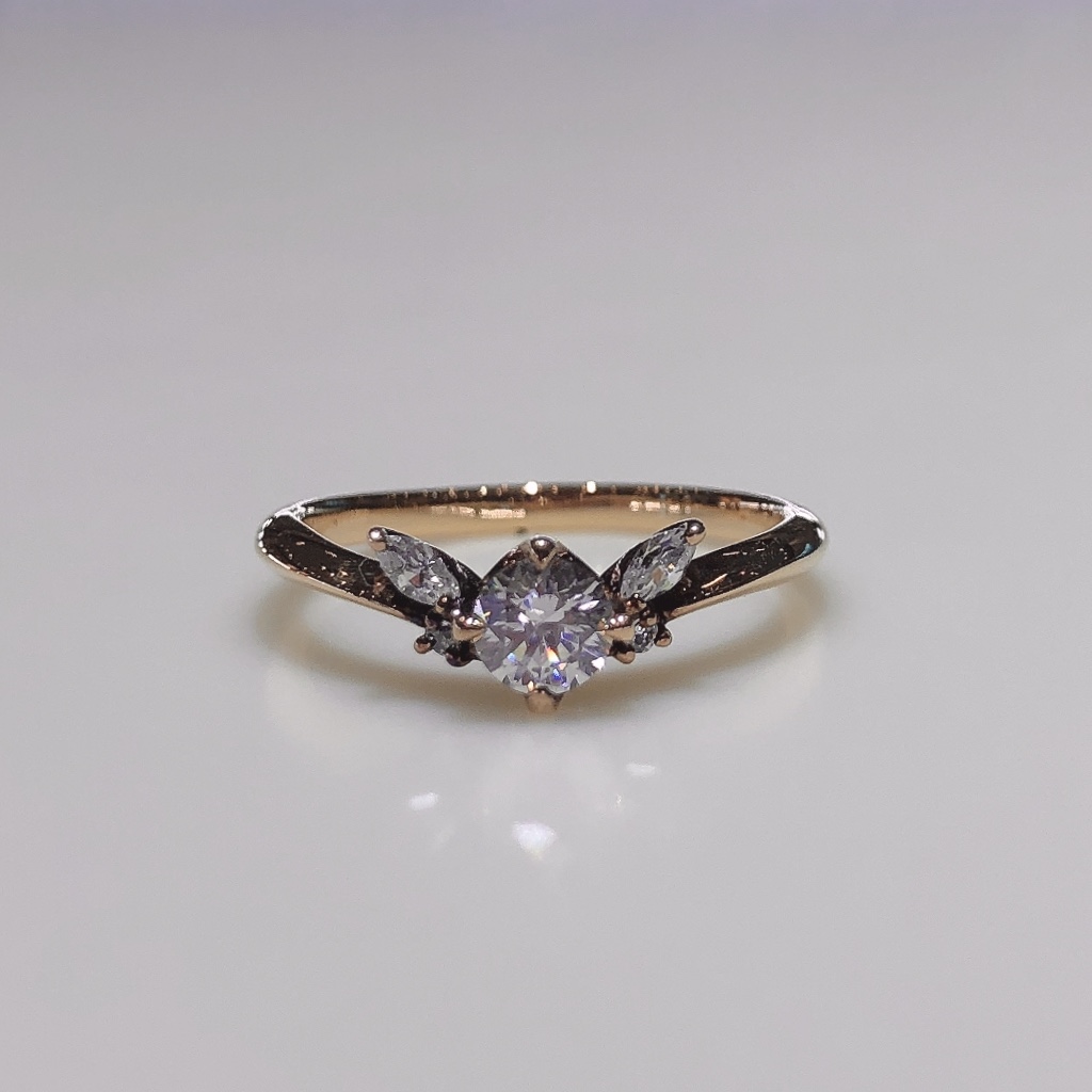 BROOCH　婚約指輪　エンゲージリング　V字エレガントデザイン