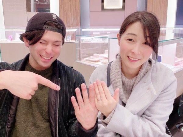 程よい存在感でダイヤが輝くサムシングブルーの結婚指輪Luster