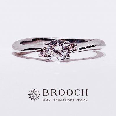 BROOCH　婚約指輪　エンゲージリング　かわいい　両サイドピンク石ストレートデザイン