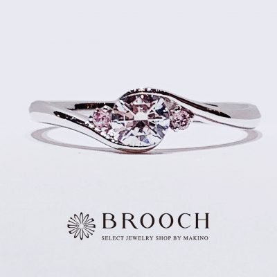 BROOCH　婚約指輪　エンゲージリング　かわいい　ウェーブデザイン両サイドピンクダイヤ