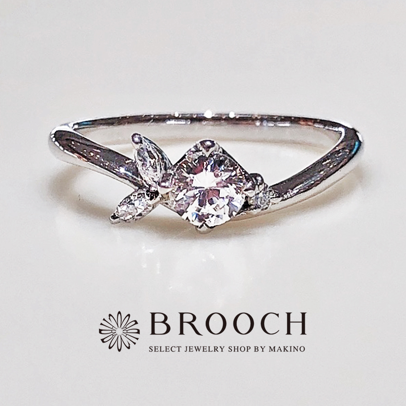 BROOCH　婚約指輪　エンゲージリング　V字フラワーデザイン