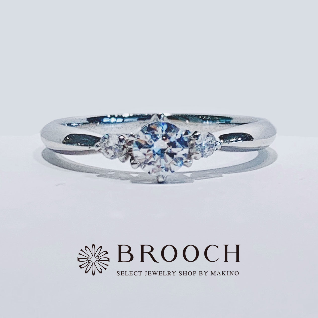 BROOCH　婚約指輪　エンゲージリング　かわいい　シンプル両サイドメレ