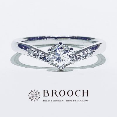 BROOCH　婚約指輪　エンゲージリング　かわいい　両サイドメレV字デザイン