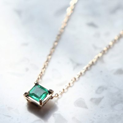 5月の誕生石エメラルドのネックレス宝石言葉は「幸運や幸福」愛の成就にも力を発揮する宝石「